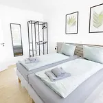 Larooms - Cs01 - 3 Zimmer, 7 Betten, 2 Baeder, 2 Parkplaetze, Balkon & Aufzug *