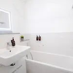 Larooms - Cs01 - 3 Zimmer, 7 Betten, 2 Baeder, 2 Parkplaetze, Balkon & Aufzug *