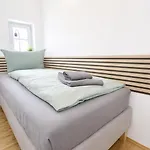 Larooms - Cs01 - 3 Zimmer, 7 Betten, 2 Baeder, 2 Parkplaetze, Balkon & Aufzug * Merseburg