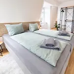 Larooms - Cs01 - 3 Zimmer, 7 Betten, 2 Baeder, 2 Parkplaetze, Balkon & Aufzug