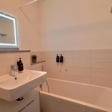 アパート Larooms - Cs01 - 3 Zimmer, 7 Betten, 2 Baeder, 2 Parkplaetze, Balkon & Aufzug *