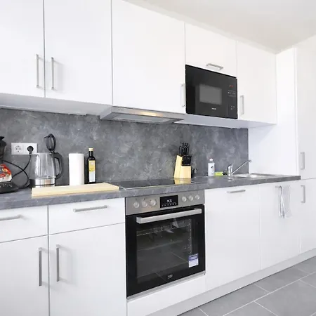 Larooms - Cs01 - 3 Zimmer, 7 Betten, 2 Baeder, 2 Parkplaetze, Balkon & Aufzug Merseburg