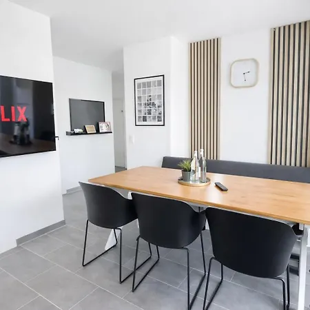 Larooms - Cs01 - 3 Zimmer, 7 Betten, 2 Baeder, 2 Parkplaetze, Balkon & Aufzug Apartmán Merseburg