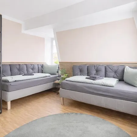 Larooms - Cs01 - 3 Zimmer, 7 Betten, 2 Baeder, 2 Parkplaetze, Balkon & Aufzug Merseburg