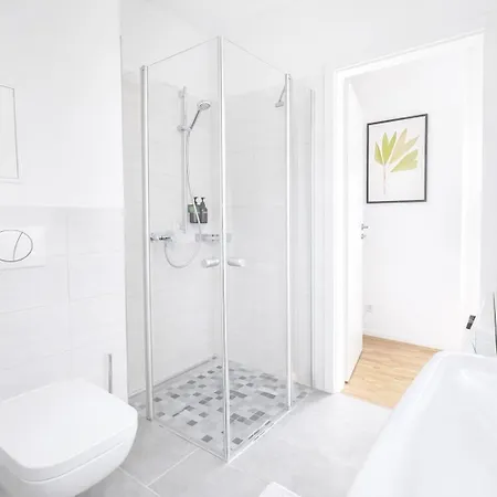 Larooms - Cs01 - 3 Zimmer, 7 Betten, 2 Baeder, 2 Parkplaetze, Balkon & Aufzug Lägenhet Merseburg