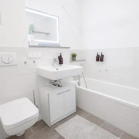Larooms - Cs01 - 3 Zimmer, 7 Betten, 2 Baeder, 2 Parkplaetze, Balkon & Aufzug * Merseburg