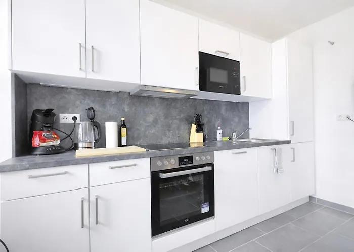 Larooms - Cs01 - 3 Zimmer, 7 Betten, 2 Baeder, 2 Parkplaetze, Balkon & Aufzug Merseburg