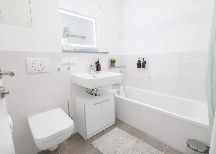 Larooms - Cs01 - 3 Zimmer, 7 Betten, 2 Baeder, 2 Parkplaetze, Balkon & Aufzug * Merseburg